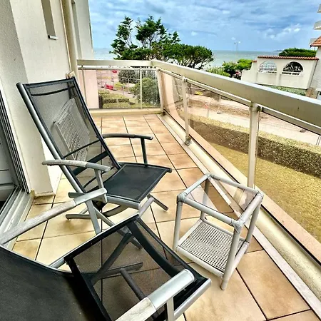 Les Pieds Dans Le Sable Apartment *